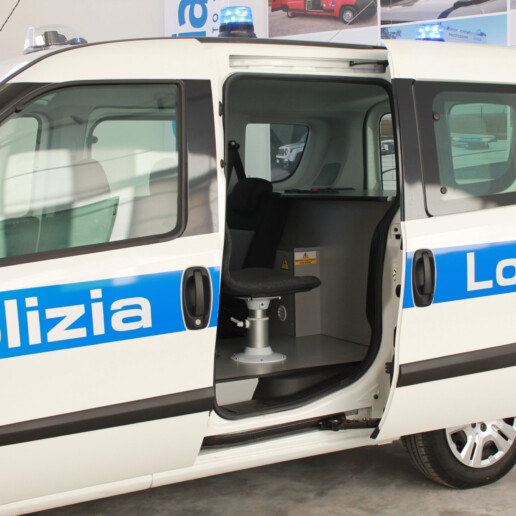 celiani-allestimento-veicoli-ufficio-mobile-polizia-locale-vano-ufficio